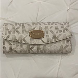NEW CONDITION Michael Kors White Jet Flap Wallet